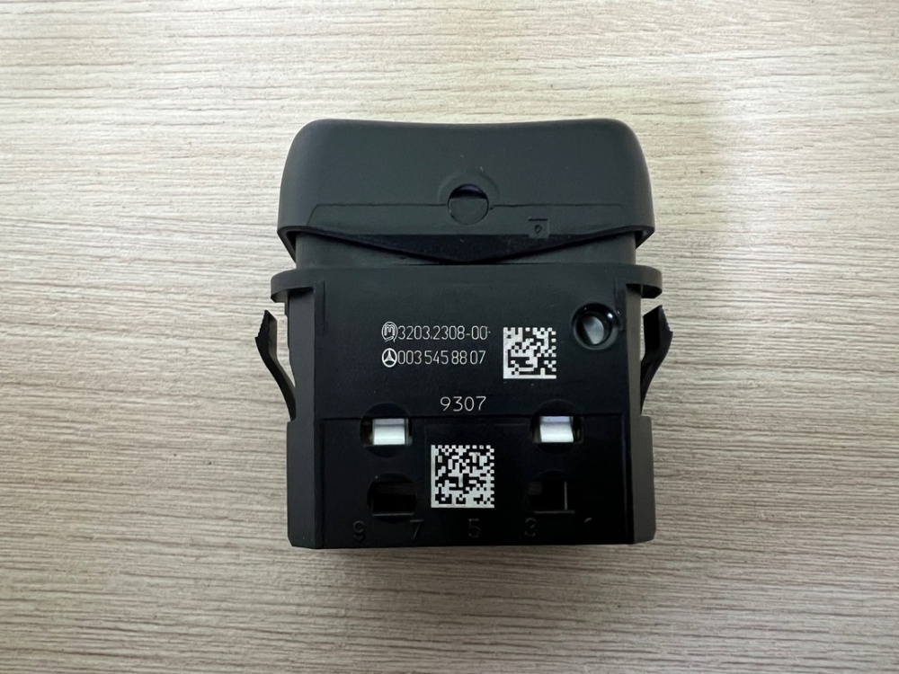 Переключатель помощи при трогании A0035458807 / Mercedes-Benz A0035458807